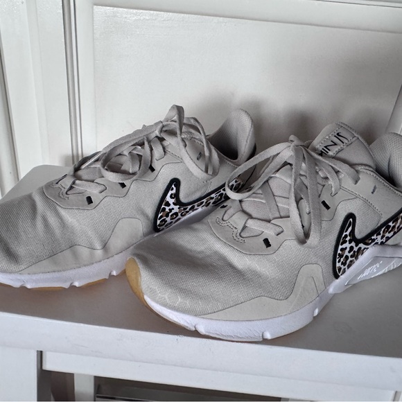 Nike Women's Legend Essential 2 Training Shoes - Picture 3 of 8